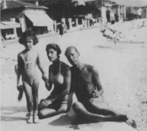 Набоков с семьей на пляже в Каннах конец лета 1937 г Набоков с Дмитрием - фото 54