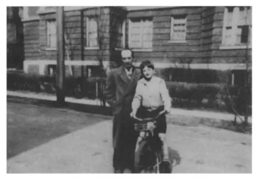 Набоков с Дмитрием перед домом 8 по КрейгиСиркл конец 1942 г Владимир и - фото 14