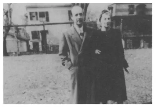 Владимир и Вера в парке на КрейгиСиркл 1942 г Набоков со студентками - фото 15