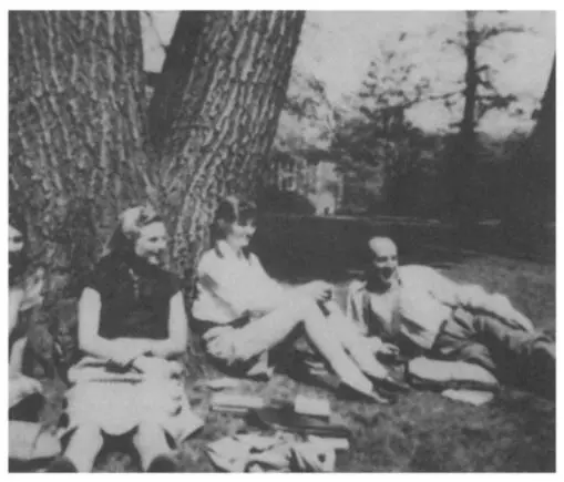 Набоков со студентками изучавшими русский в Уэлсли 1944 г Набоков на своей - фото 16