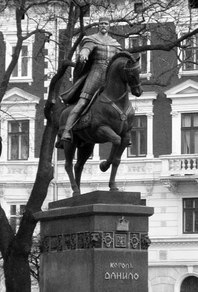Памятник Даниилу Галицкому во Львове Десятилетний Даниил изгнанный после - фото 28