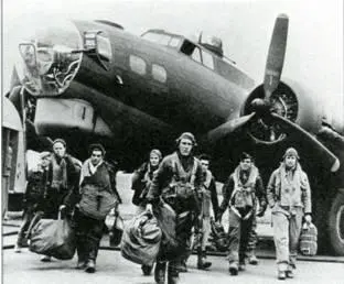 Усталые но живые Экипаж Боинга B17G Флаинг Фортресс расстается с - фото 207