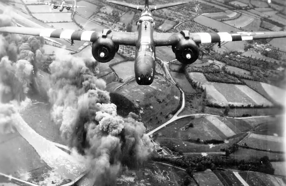 Бомбардировщик A20 сбрасывает бомбы 6 июня 1944 года US Army Взрыв - фото 15