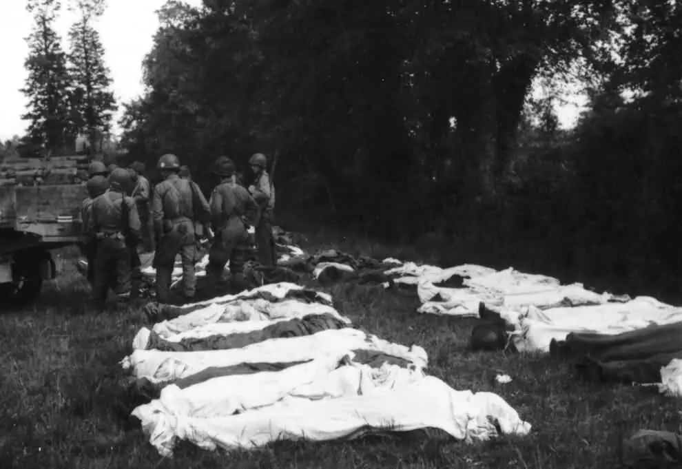 Тела американских солдат лежат на французской земле летом 1944 года Regional - фото 36