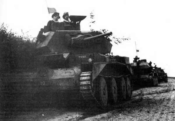 Крейсерский танк Mk IVA во главе колонны танков 1й английской танковой дивизии - фото 100