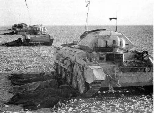 Колонна танков Crusader II на привале Экипажи отдыхают укрывшись в тени своих - фото 113