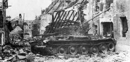 Cromwell IV из состава полка йоменов графства Лондон подбитый на улице городка - фото 136