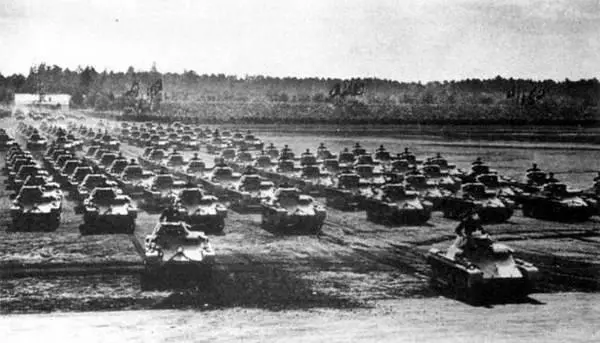 Колонна танков Pzl только что сформированной 1й танковой дивизии во время - фото 178