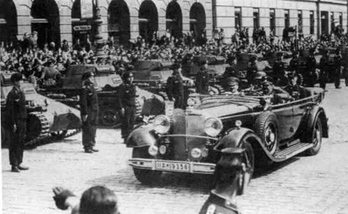 Гитлер проезжает в автомобиле мимо строя танков и их экипажей вновь - фото 180