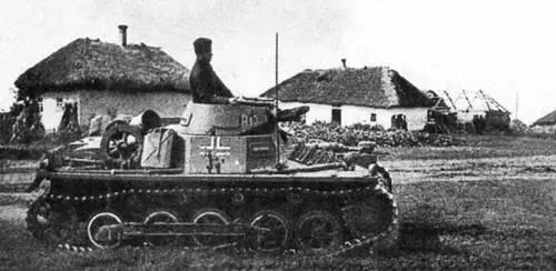 Легкий танк PzI AusfA штаба 9й танковой дивизии движется по улице украинской - фото 184