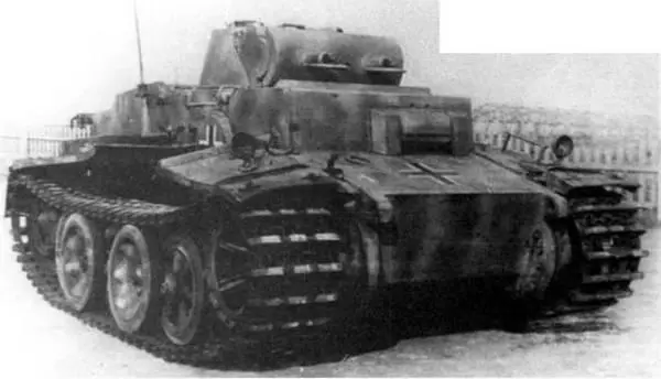 Трофейный PzI AusfF во время испытаний на НИБТПолигоне в Кубинке 1945 г - фото 188