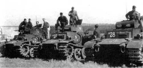Группа танков PzI AusfF во время войсковых испытаний в 1й танковой дивизии - фото 190
