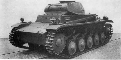 Легкий танк PzII AusfC на заводском дворе Вооружение на танке не установлено - фото 194