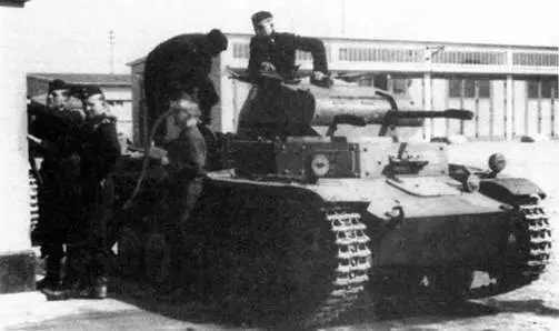 Заправка топливом танка PzII во 2й танковой бригаде После боев в Польше - фото 196