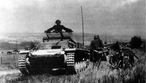 Легкий танк PzII AusfC во Франции Май 1940 г 50мм бронестекла в смотровых - фото 198
