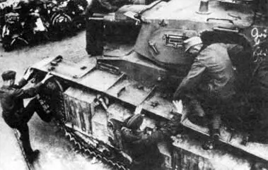 Экипаж танка NbFz занимает места в своей машине Норвегия апрель 1940 г - фото 208