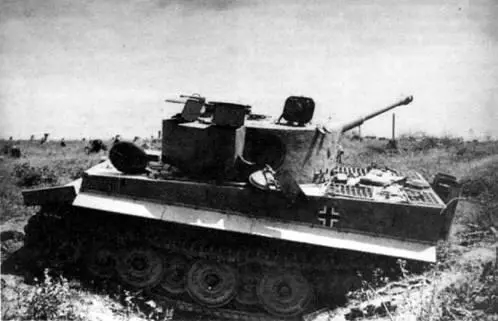 Тигр поздних выпусков подбитый в районе р Неман Восточный фронт лето 1944 - фото 270