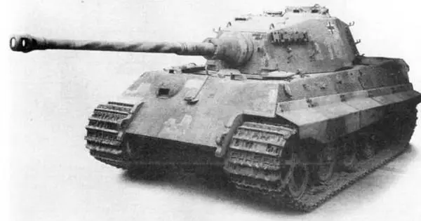 Королевский тигр выпуска 1945 года Над амбразурой телескопического прицела - фото 277