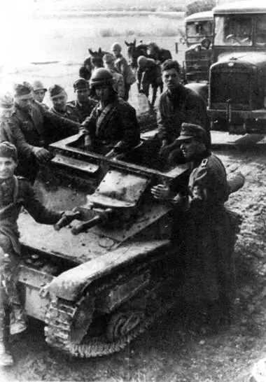 Танкетка CV335 одной из итальянских воинских частей совместно с немцами - фото 294