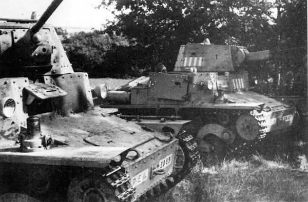 Красноармейцы осматривают подбитые танки L640 Излучина Дона 1942 г - фото 298