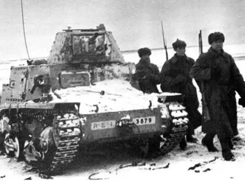 Красноармейцы проходят мимо брошенного итальянского танка L640 Юго Западный - фото 300
