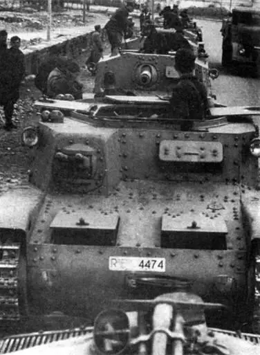 Командирский танк М1340 Carro Comando во главе батареи самоходных орудий - фото 315
