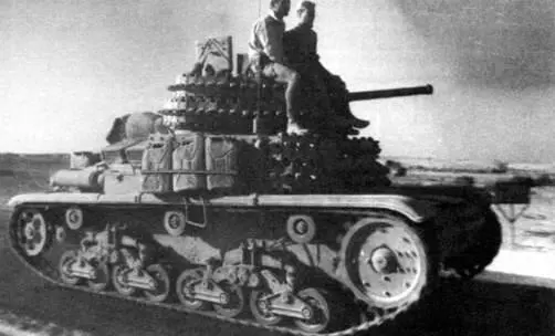 Танк М1441 из состава танковой дивизии Centauro движется к линии фронта - фото 318