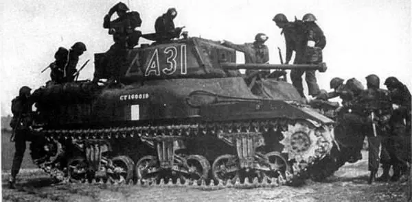 Танк Ram II позднего выпуска о чем можно судить по 6фунтовой пушке Mk V - фото 334