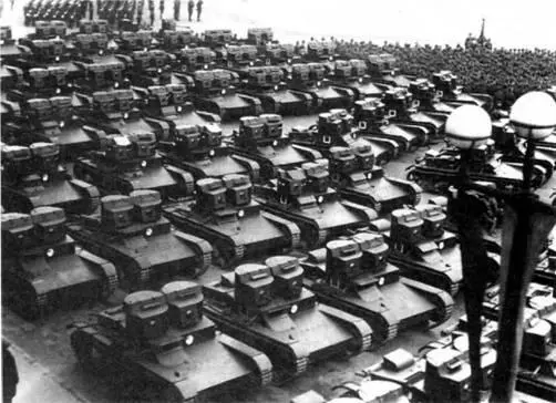 Строй двухбашенных танков Т26 перед парадом в Ленинграде 1 мая 1933 г - фото 348