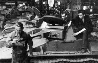 Легкие танки Т60 в сборочном цеху Лето 1942 г вверху Тяжелый танк ИС2 в - фото 351