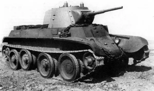 Легкий колесногусеничный танк БТ7 обр 1937 г вверху Легкий колесно - фото 370