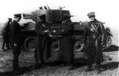 Группа командиров Красной Армии у танка БТ7А 1937 г Экипаж чистит орудие - фото 377
