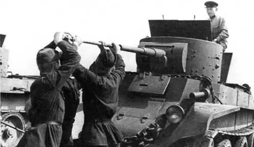 Экипаж чистит орудие танка БТ7 обр 1935 г Легкий танк БТ7М на колесном - фото 378