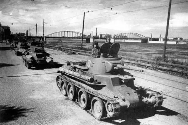 Танк БТ7 обр 1937 г возглавляет колонну легких танков направляющуюся на - фото 384