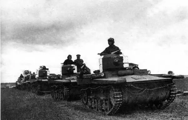 Колонна танков Т37А на маневрах войск Киевского военного округа 1937 г - фото 385