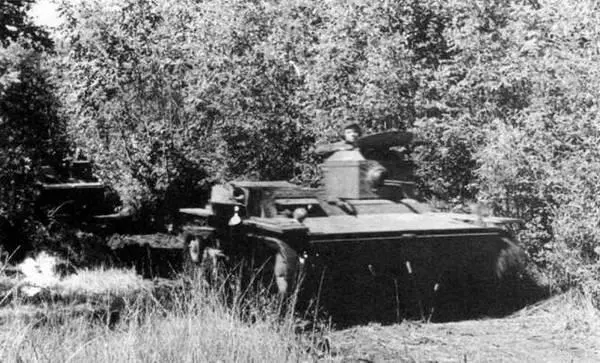 Текущий ремонт танков Т38 в одной из частей Западного фронта Сентябрь 1941 г - фото 394