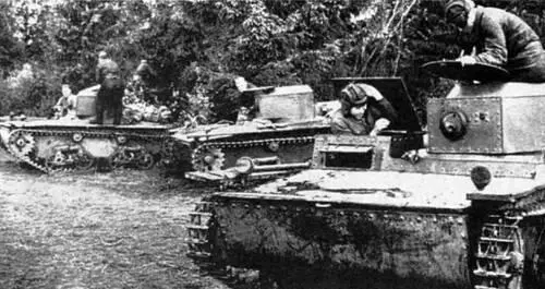 Текущий ремонт танков Т38 в одной из частей Западного фронта Сентябрь 1941 г - фото 395