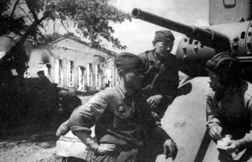 Слесаряремонтники обсуждают неисправности танка Т50 5я гвардейская танковая - фото 405