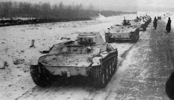 Колонна танков Т60 направляется к линии фронта Битва за Москву январь 1942 - фото 407