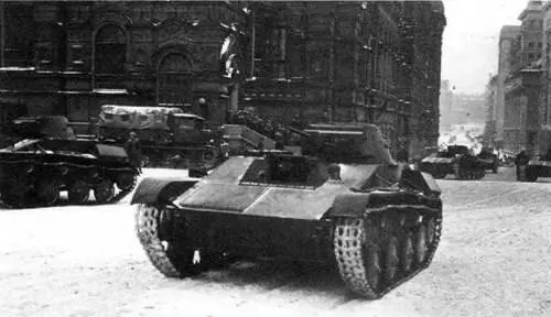 Легкие танки Т60 вступают на Красную площадь 7 ноября 1941 г Митинг в - фото 409