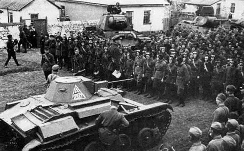 Митинг в одной из таковых частей Юго Западного фронта 1942 г На переднем - фото 410