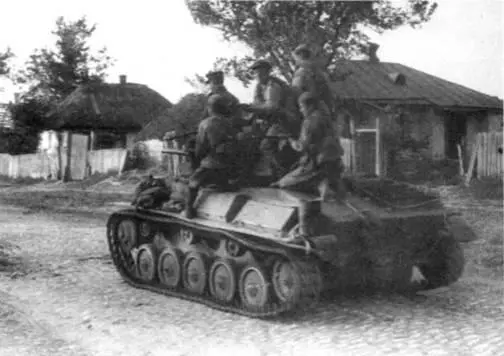 Танк Т70М с десантниками на окраине Харькова Лето 1943 г Танки Т70М - фото 418