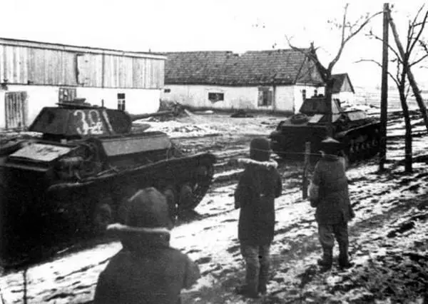 Танки Т70М проходят через село 3й Украинский фронт 1944 г Танк Т70М - фото 419