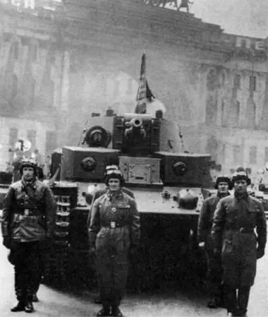 Танк Т28 с конической башней на площади Урицкого Дворцовой в Ленинграде - фото 426
