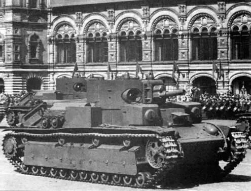 Экранированные танки Т28 проходят по Красной площади 7 ноября 1940 г По - фото 430