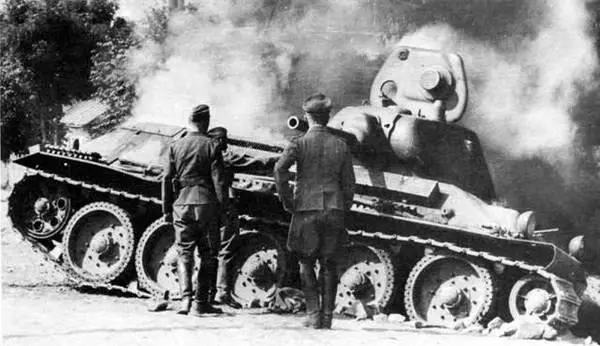 Немецкие солдаты осматривают подбитый танк Т34 обр 1940 г Лето 1941 г Эта - фото 435