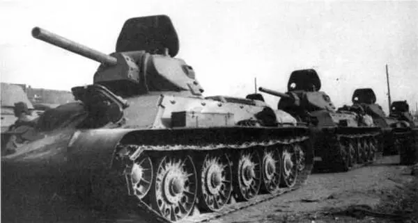 Танки Т34 обр 1941 г на сдаточной площадке Сталинградского тракторного - фото 440