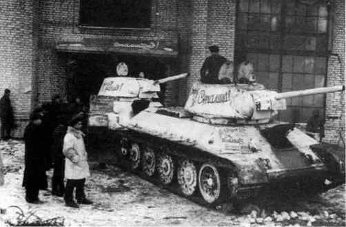 Отремонтированные танки Т34 обр 1942 г покидают заводской цех 1943 г - фото 448