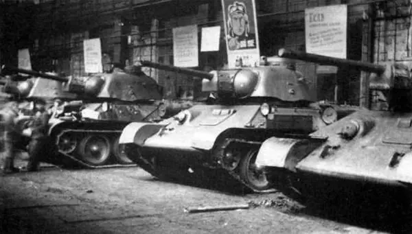 Танки Т34 обр 1942 г со штампованными башнями и командирскими башенками в - фото 451