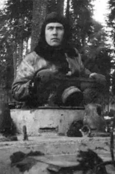 Старший лейтенант ВКПрохоров следит за боем из своего танка 1944 г Хорошо - фото 452